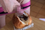 ザーメンぶっかけ食: 自分のザーメンをパンにかけて食べる女装家