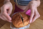 ザーメンぶっかけ食: 自分のザーメンをパンにかけて食べる女装家