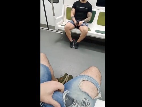 地下鉄で前に座っている人に勃起チンポを見せつけてみると…？
