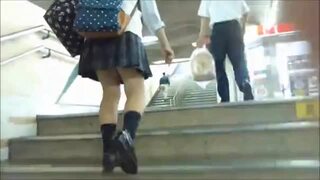 【パンチラ】帰宅途中の可愛らしい女子校生のスカートをバレないようめくって純白パンチラ撮影する猛者!