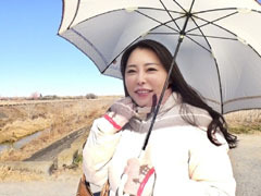 日本の熟女動画：素人わけあり熟女生中出し みのり45歳 河原のエロ本のような四十路の熟女 卑猥な肉体…