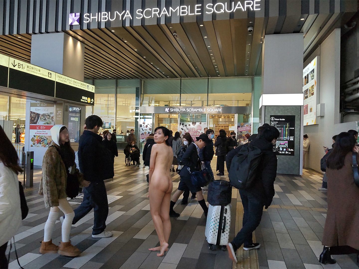 熟女露出全裸　駅 