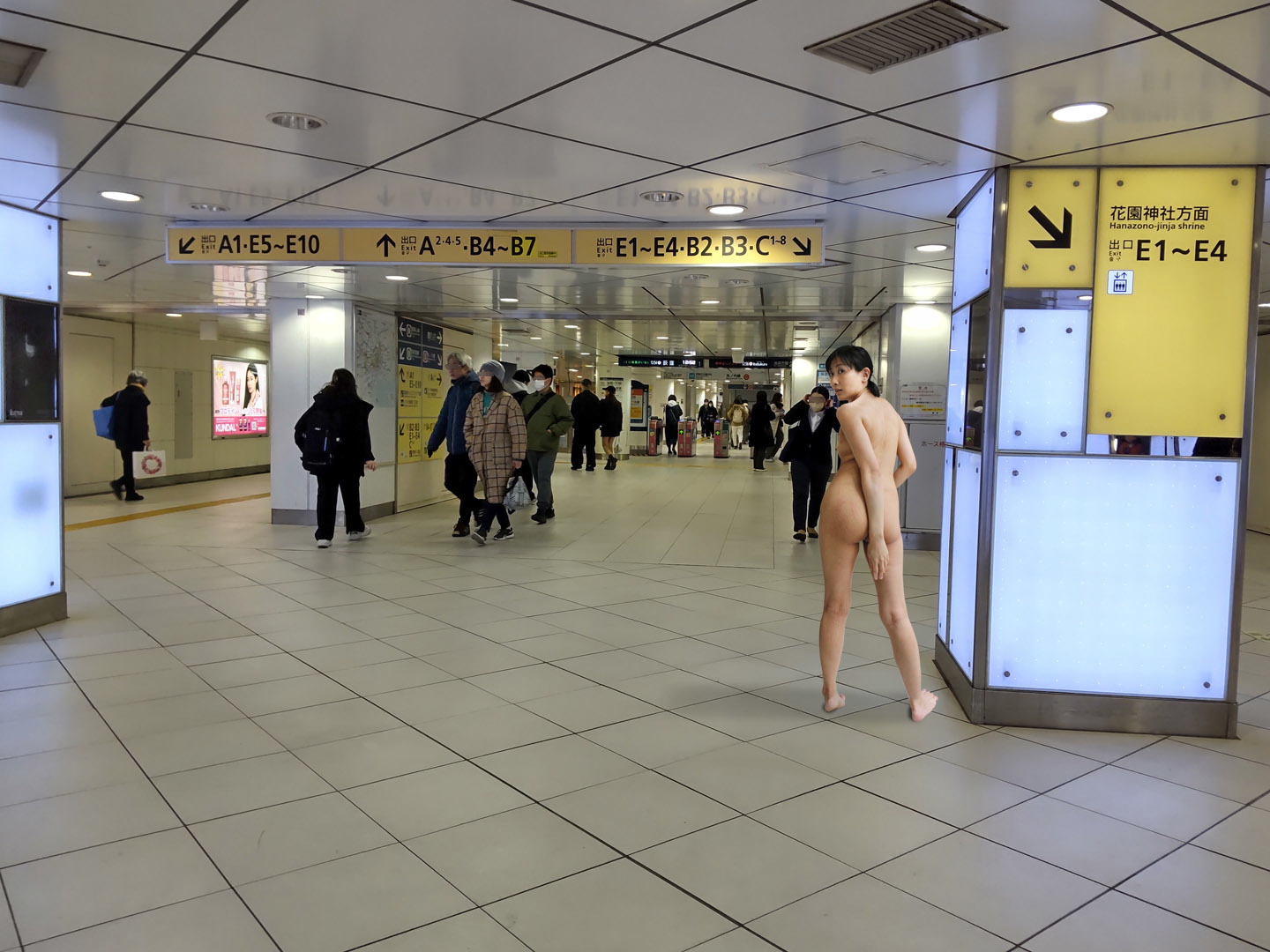 熟女露出全裸　駅 